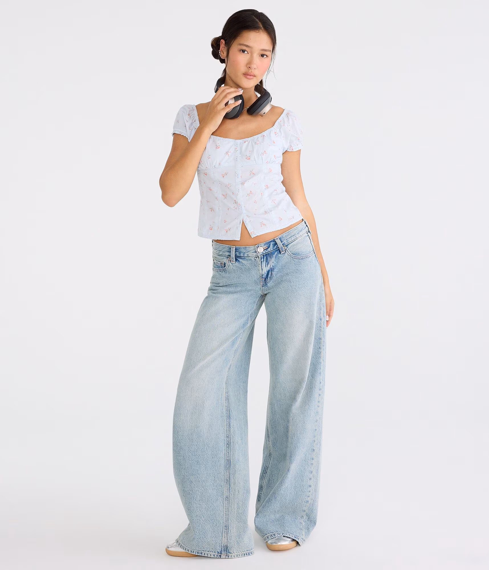 Super Low-Rise Ultra Wide Leg Jean light wash