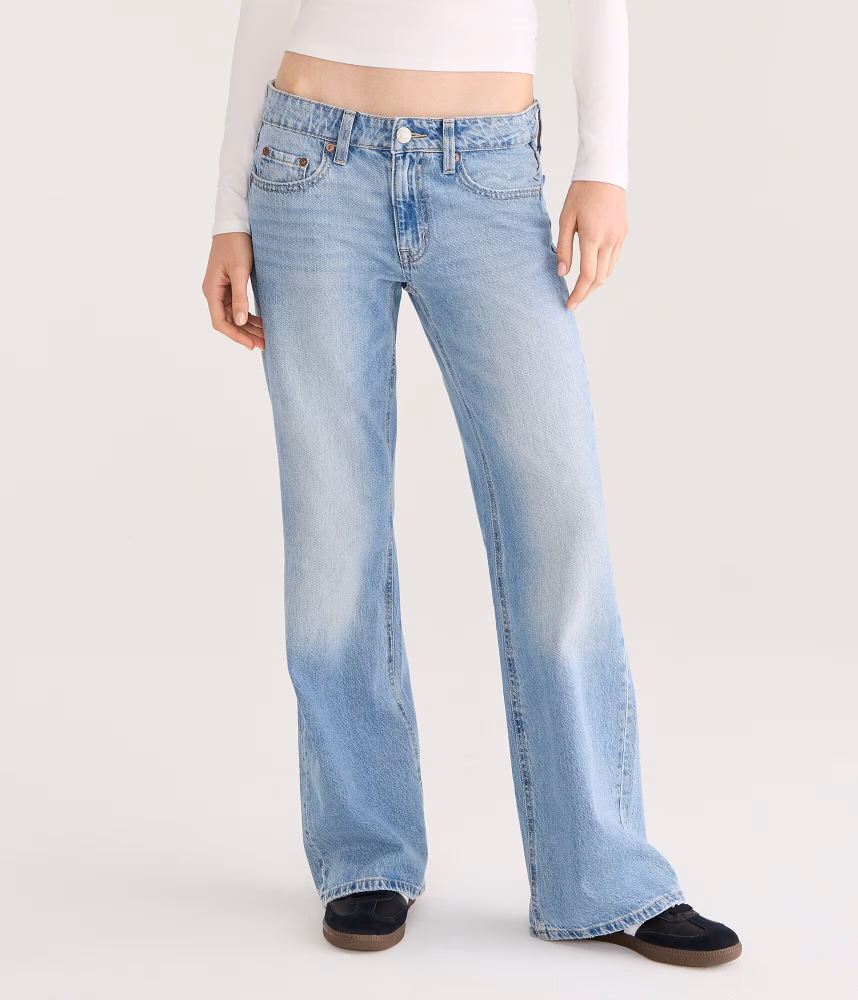 Low-Rise Baggy Flare Jean light wash