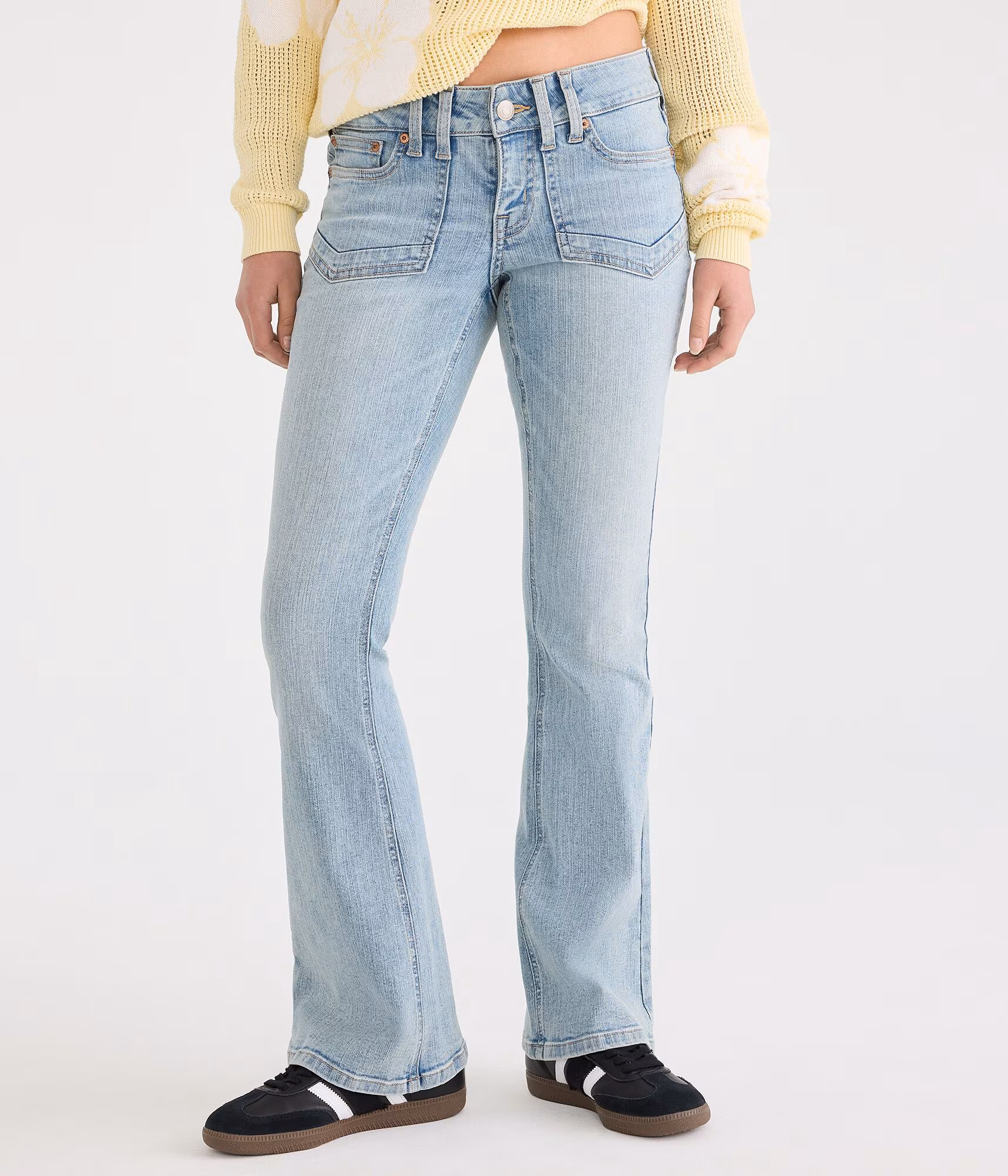 Low-Rise Flare Jean medium wash
