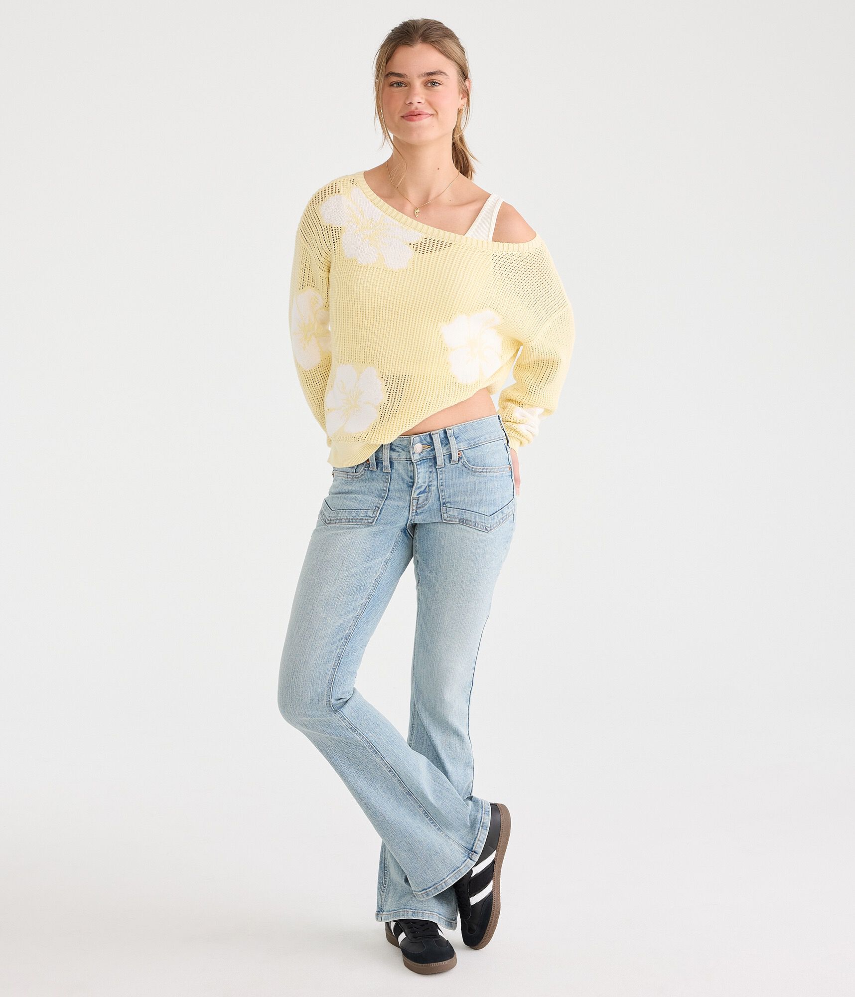 Low-Rise Flare Jean medium wash